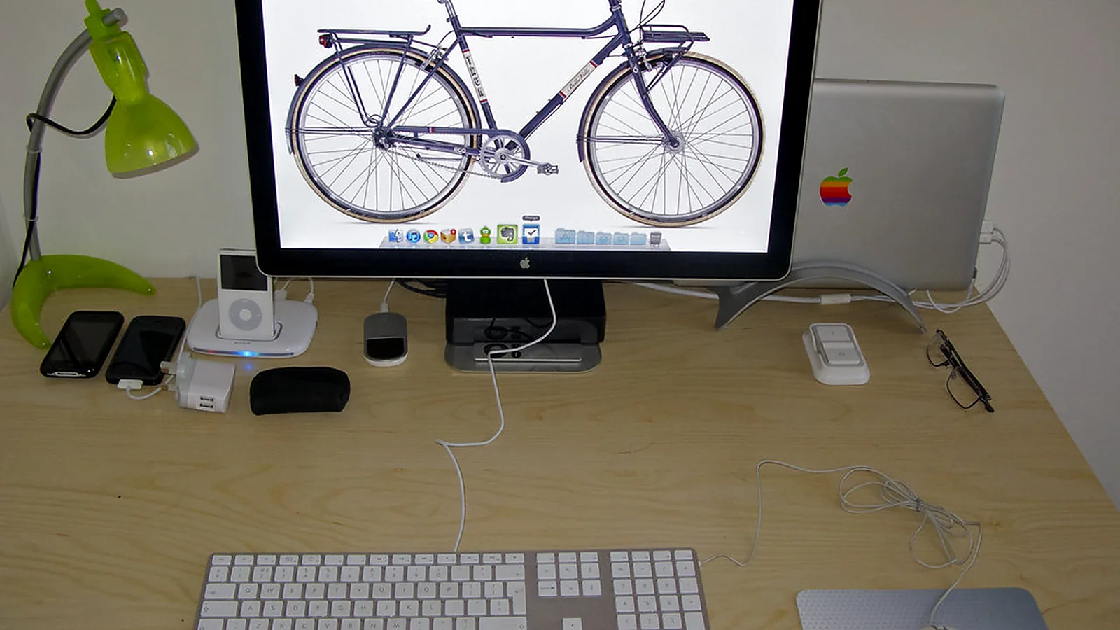 laptop docking station with dual 4K monitor support planning detail